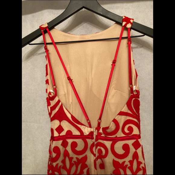 Open-back Mermaid-cut Dress - Picture 3 of 4